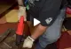 VIDEO – După 17 ani au descoperit un seif în podeaua magazinului – Au săpat pentru a-l scoate la suprafață și l-au deschis cu greu – Ce era înăuntru