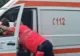 Ambulanță DEFECTĂ, împinsă de echipaj, în intersecție: PERICOL major