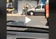 VIDEO – În timp ce filma un șofer cum încearcă să stingă incendiul din mașină sa, un trecător a surprins un alt accident teribil