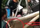 VIDEO – Motorul bărcii scotea un zgomot foarte ciudat și proprietarul nu înțelegea ce “bate” – Reacția genială când și-a dat seama că e o farsă a prietenilor