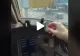 VIDEO – Cum se deschide fereastra din cabina pilotului – Secretul pe care cei mai mulți pasageri nu-l știu