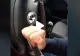 VIDEO – Un român s-a filmat în timp ce băga cuțitul în volanul mașinii și tot internetul i-a “sărit în cap”: “Nu ești prea inteligent”