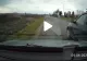 VIDEO – N-a vrut să-l lase să depășească și l-a scos în afară șoselei – Accident spectaculos