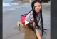 VIDEO - A vrut să pozeze în femeia fatală pe malul mării, însă au râs de ea toți turiștii