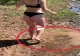 VIDEO – Ce ascundea malul mlăștinos al unui lac – Tânăra din imagine a aflat pe propria piele