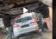 VIDEO – A ridicat mașina ca să lucreze sub ea. Ce a găsit întrece orice imaginație