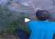 VIDEO – Stătea liniștit pe marginea bălții, la pescuit, când un monstru l-a tras în apă și era să moară înecat