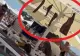 VIDEO – Din cauza prețurilor, un turist a venit la Costinești cu coaste și șuncă afumate de acasă și le-a atârnat de umbrela de pe plajă