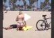 VIDEO – O blondă superbă și sexy a venit lângă el pe cearceaf și a făcut asta - Bărbatul a fugit mâncând pământul - Farsă de milioane