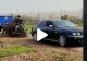 VIDEO – S-a fărâmat bolidul când a încercat să tracteze o motocicletă – Imaginile de tot râsul au devenit virale