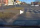VIDEO – Un șofer stătea liniștit la semafor când a văzut deodată ceva șocant pe trecerea de pietoni – Toată lumea a rămas mască