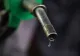 VIDEO | Petrolul se ieftinește, benzina rămâne scumpă foc