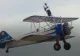 O bătrână de 93 de ani zboară legată de aripa unui avion - VIDEO