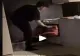 VIDEO – Voia doar să scoată pizza din cuptorul încins – A scăpat mâncarea pe jos dar era să distrugă și toată locuința. Cum a fost posibil