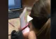 VIDEO – Glumă stupidă a unui coleg de birou – A venit prin spatele ei și i-a făcut asta – A fost aproape de un infarct