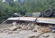 Accident cu 2 victime pe Defileul Jiului, după ce un TIR s-a răsturnat - Circulaţie blocată - FOTO