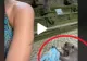 VIDEO – O maimuță tupeistă a venit și i-a făcut asta unei turiste – Cum s-a terminat totul