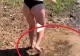VIDEO – Ce ascundea malul mlăștinos al unui lac – Tânăra din imagine a aflat pe propria piele