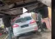 VIDEO – A ridicat mașina ca să lucreze sub ea. Ce a găsit întrece orice imaginație