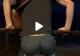 VIDEO – A vrut să sară gardul dar și-a prins pantalonii în sârmă – Prietenii săi au filmat tot momentul și finalul e extrem de amuzant