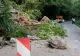 Trafic blocat pe DN 17B, după ce bolovani uriași au căzut de pe versanți - FOTO