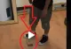 VIDEO – Ce a găsit sub podea – A călcat pe o bucată de parchet care s-a ridicat. Când a tras de ea, a făcut descoperirea