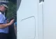 Tineri, surprinși în timp ce furau motorină din rezervorul unui TIR aflat în parcare