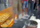 Imagini ale disperării. Sute de șomeri își ard FACTURILE URIAȘE la energie - VIDEO