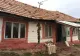O alunecare de teren a rupt în două o casă din Buzău. Familia a rămas fără acoperiș deasupra capului