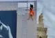 Tânără de 20 de ani, salvată în ultimul moment de un polițist, după ce a vrut să se arunce de pe acoperișul unei biserici - VIDEO