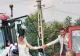 Un tractor, ales de doi miri ca mijloc de transport pentru a merge la biserică și restaurant - MOMENT INEDIT - VIDEO