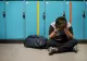 Elevi condamnați pentru bullying. Au legat un coleg de scaun și l-au machiat, în timpul unei pauze