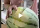 VIDEO – A luat un satâr pentru a crăpa un pepene roșu însă ceva neașteptat s-a întâmplat – Imaginile au devenit virale