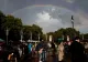 Moment EMOȚIONAT la Londra: un CURCUBEU a apărut deasupra Palatului Buckingham, cu puțin timp înainte să fie anunțat decesul Reginei Elisabeta a II-a - FOTO 