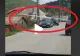 VIDEO – Doar în România vezi așa ceva – Cară scânduri imense cu Loganul – Tot traficul, dat peste cap