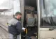 Autocar reținut la vamă după ce au fost găsite țigări de contrabandă ascunse printre bagaje - FOTO
