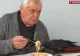 Cum a ajuns un bărbat din Bihor nedespărțit de un corb: povestea emoționantă - VIDEO