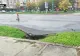 Asfalt surpat, pericol uriaș în trafic! Șoferii, nevoiți să circule cu atenție