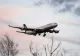 Un bărbat a fost împuşcat, în timp ce zbura cu avionul, de un glonţ tras de la sol