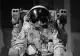 O femeie a fost păcălită de un fals astronaut să îi trimită 30.000 de dolari. Cum a convins-o bărbatul