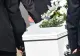 Un bărbat mort a fost ridicat din sicriu de polițiști, după un apel la 112. Detalii șocante din anchetă