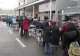 Sunt cozi uriașe la un supermarket: Românii se calcă în picioare pentru mâncare ieftină și reduceri