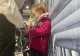Situație disperată în Kiev. O familie a venit la o benzinărie pentru a conecta la curent inhalatorul de care fetița lor avea nevoie pentru a respira
