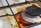 Cum cureți rapid ochiurile de la aragaz. Vor fi ca noi cu un singur ingredient pe care și tu îl ai în bucătărie