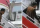 Momentul în care Prima Doamnă a Indoneziei cade pe treptele avionului. Soțul ei nu a intervenit să o ajute - VIDEO