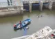 O mașină a plonjat în lacul Floreasca - 2 persoane au fost transportate de urgență la spital - Scafandrii fac verificări - VIDEO