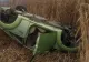 Mașină implicată într-un grav accident rutier, lăsată de hoți fără roți și cric 
