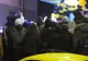 Coadă imensă pentru o shaorma gratis! Un cântăreț cunoscut a anunțat că oferă porții la deschiderea unității