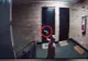 Copil de 3 ani, surprins cu un pistol în mână. Imagini șocante - VIDEO