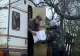 Viața într-o rulotă, la marginea unui sat. Un bătrân din Vaslui își duce traiul singur, fără bani de mâncare sau lemne pentru foc